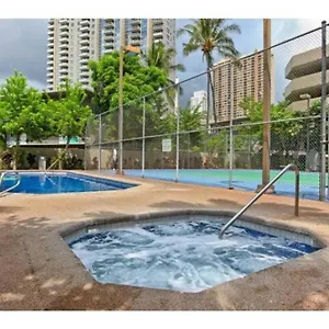 Apartment Spacious W/ Parking, Beach/mall/park